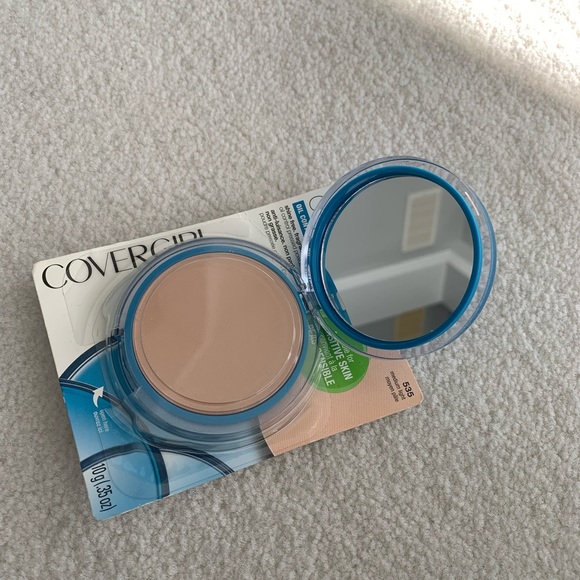 NWT- Covergirl oil control pressed powder - Picture 2 of 4
